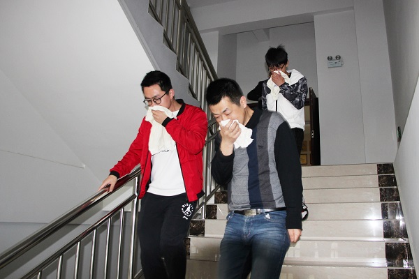 下午14:30分,消防演练正式开始,火灾警报铃声响起,全体人员通过消防